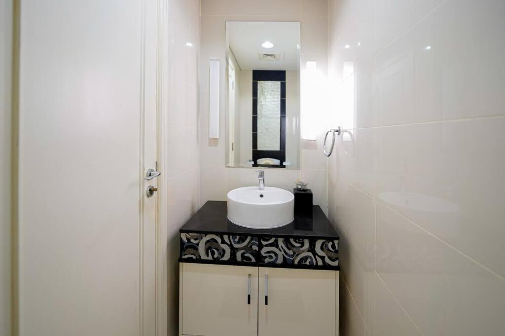 Apartment Luxurious Stay, Downtown, The Signature, Mall Street Dubai