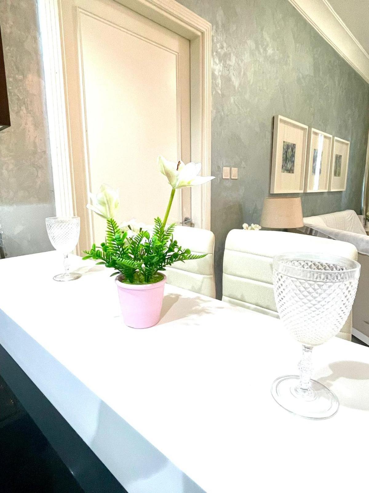 Apartment Luxurious Stay, Downtown, The Signature, Mall Street
